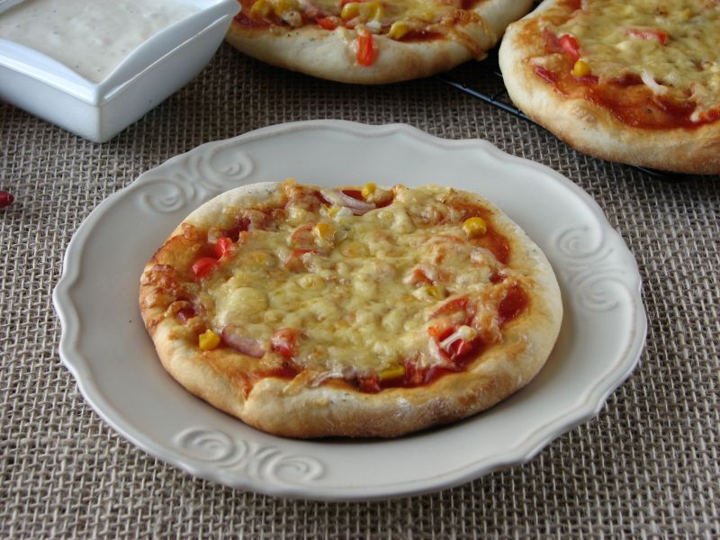 Orkiszowe mini pizze z szynką i warzywami