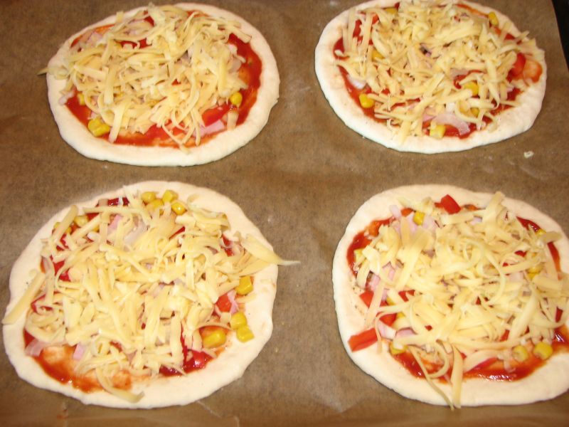 Orkiszowe mini pizze z szynką i warzywami