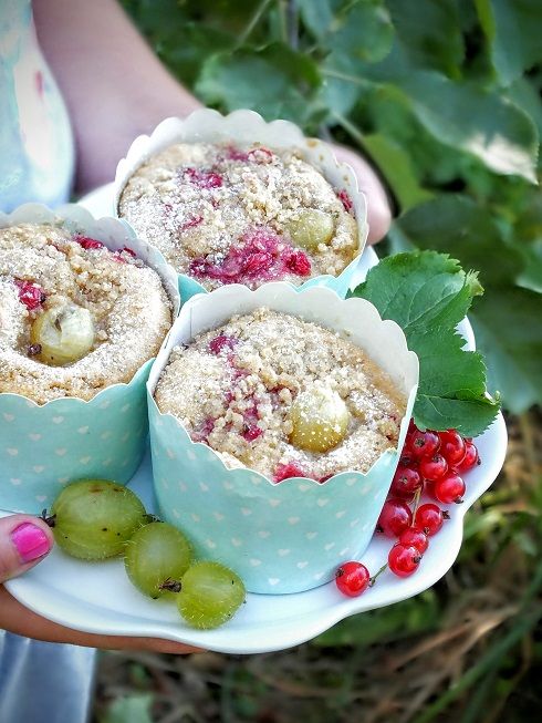 Orkiszowe muffinki z agrestem i czerwoną porzeczką Orkiszowe muffinki z agrestem i czerwoną porzeczką