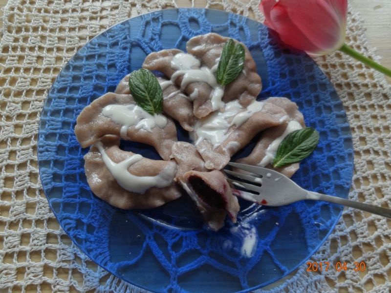 Orkiszowe pierogi z jagodami