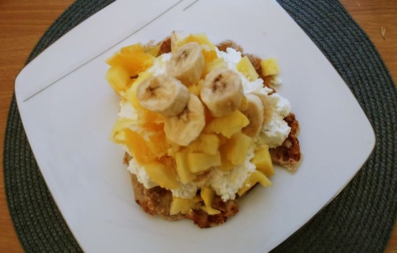 Orkiszowe placki naleśnikowe z serem i owocami