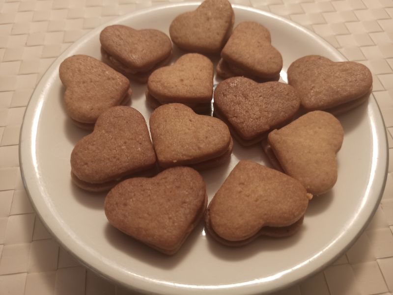 Orkiszowe serduszka z masłem orzechowym Orkiszowe serduszka z masłem orzechowym