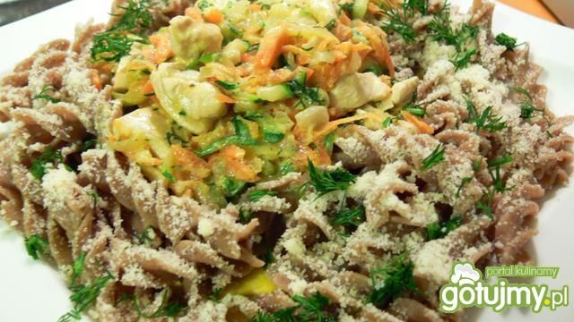 Orkiszowe świderki z cukinią i kurczakie