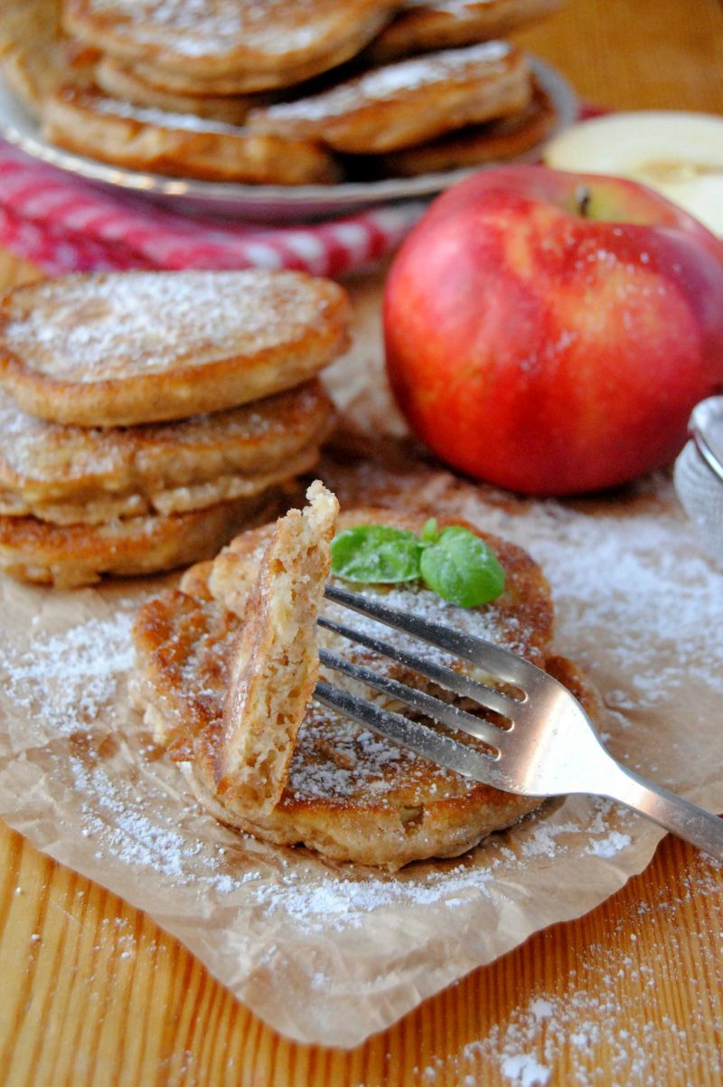 Orkiszowo-razowe placki z jabłkami