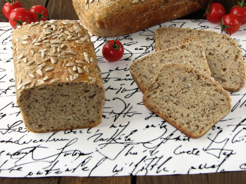 Orkiszowy chleb na zakwasie z ziarnami