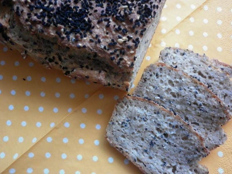 Orkiszowy chlebek z czarnuszką