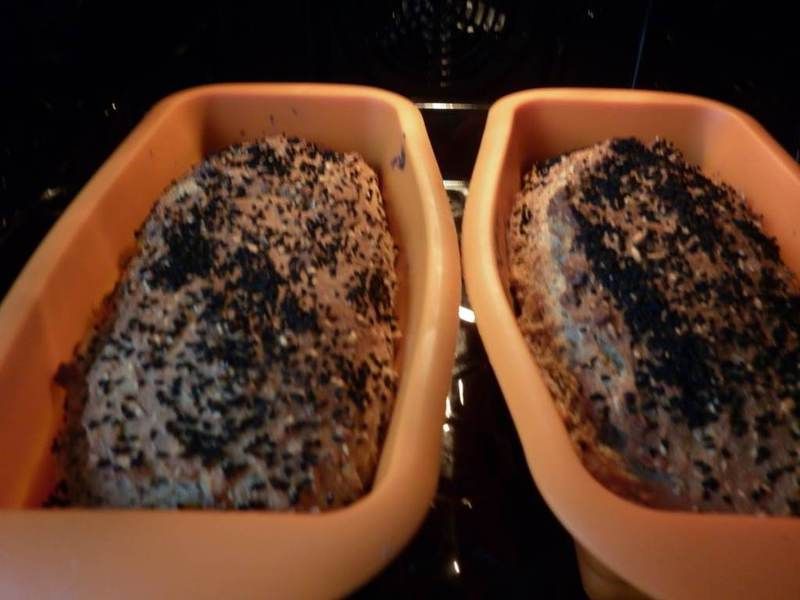 Orkiszowy chlebek z czarnuszką