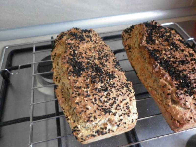 Orkiszowy chlebek z czarnuszką