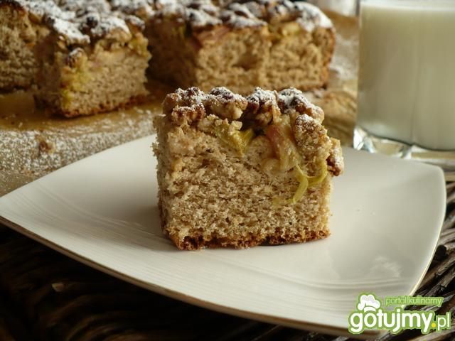 Orkiszowy drożdżowiec z rabarbarem