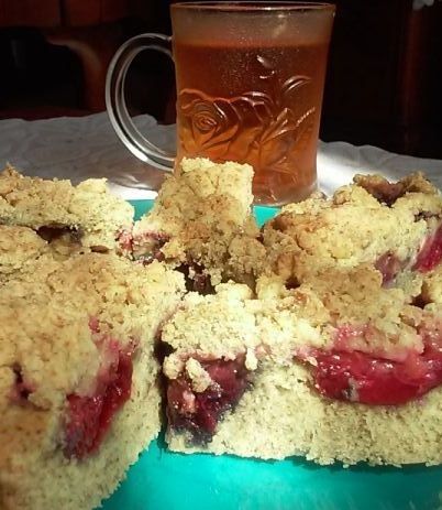 Orkiszowy placek ze śliwkami