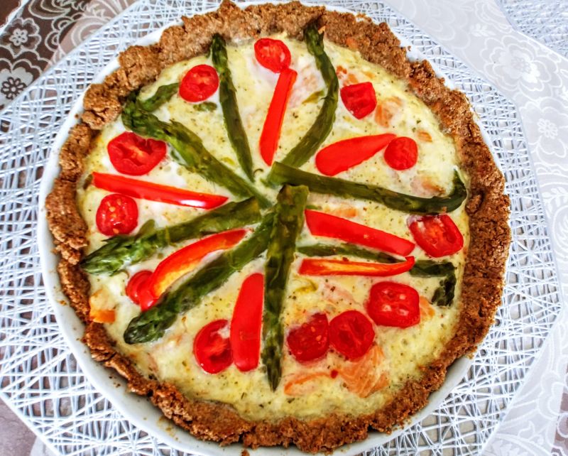 Orkiszowy quiche ze szparagami i łososiem  Orkiszowy quiche ze szparagami i łososiem