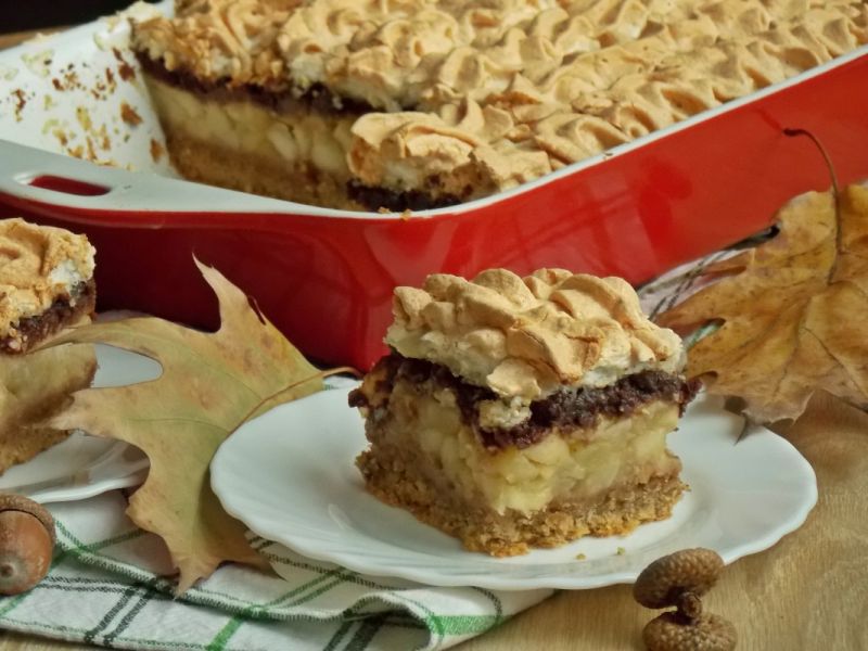 Orzechowa szarlotka z migdałową bezą Orzechowa szarlotka z migdałową bezą