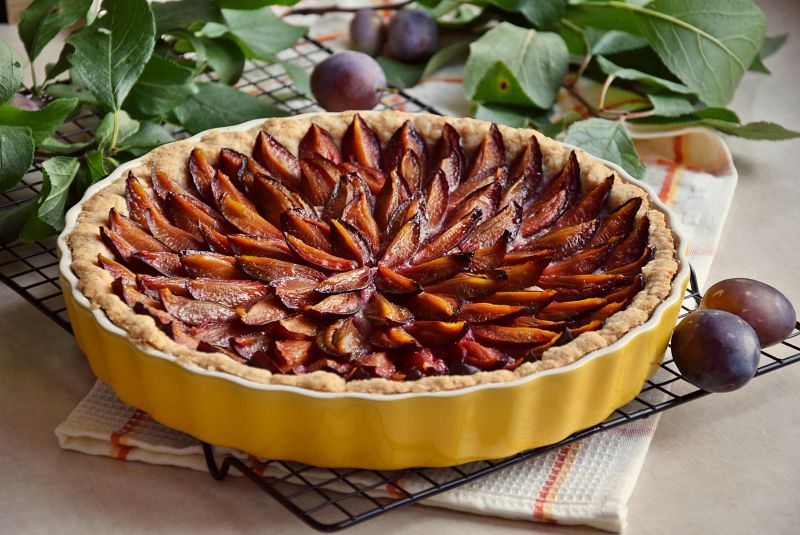 Orzechowa tarta ze śliwkami