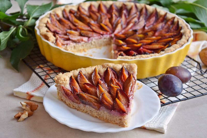 Orzechowa tarta ze śliwkami