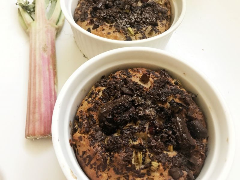 Orzechowe babeczki z rabarbarem i czekoladą Orzechowe babeczki z rabarbarem i czekoladą