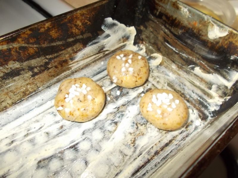 Orzechowe ciasteczka z cukrem perlistym