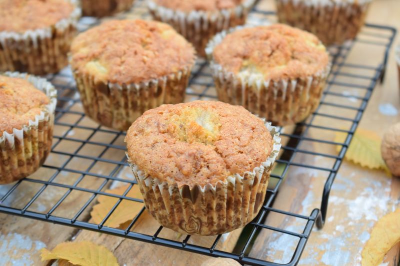 Orzechowe muffinki z gruszką i płatkami owsianymi