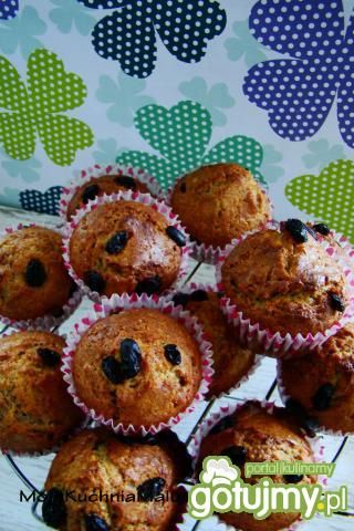 Orzechowe muffiny z rodzynkami 