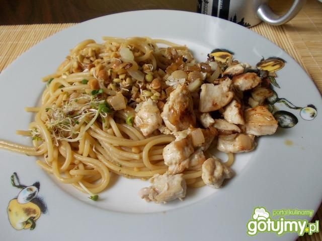 orzechowe spaghetti z kurczakiem