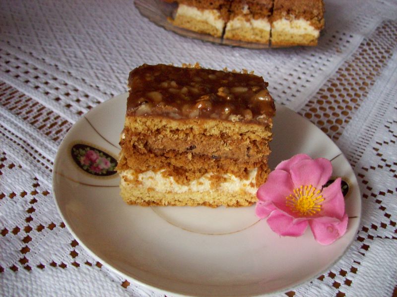 Orzechowiec z wafelkami  Orzechowiec z wafelkami