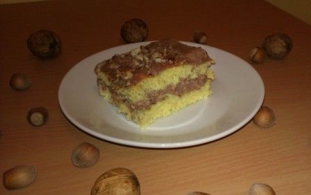 Orzechowy biszkopt z kremem budyniowym Orzechowy biszkopt z kremem budyniowym