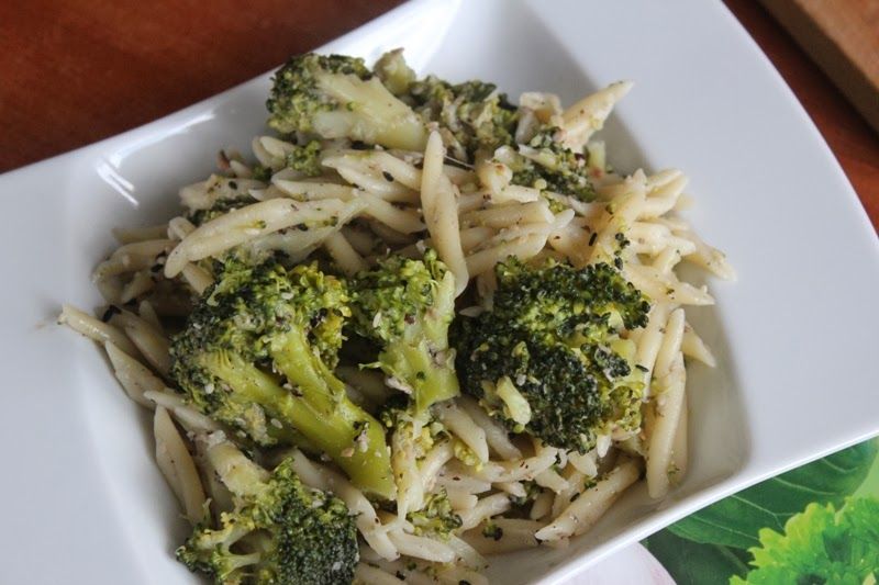 Orzechowy makaron z brokułami i sezamem Orzechowy makaron z brokułami i sezamem