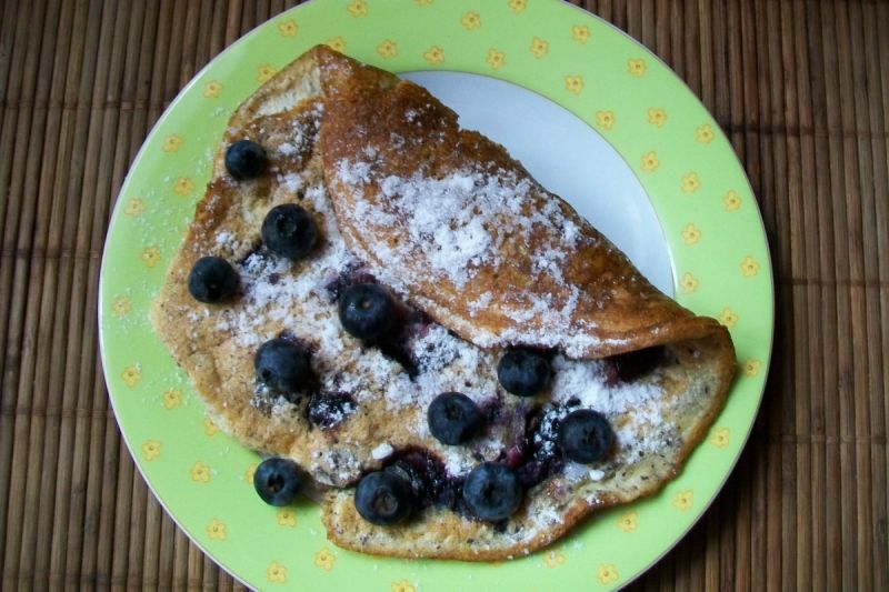 Orzechowy omlet z borówką