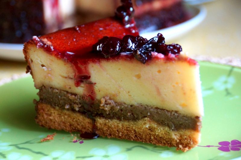 Orzechowy sernik z wiśniowym sosem kandyzwoanym 