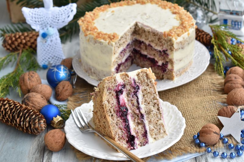 Orzechowy tort z kremem marcepanowym i dżemem Orzechowy tort z kremem marcepanowym i dżemem