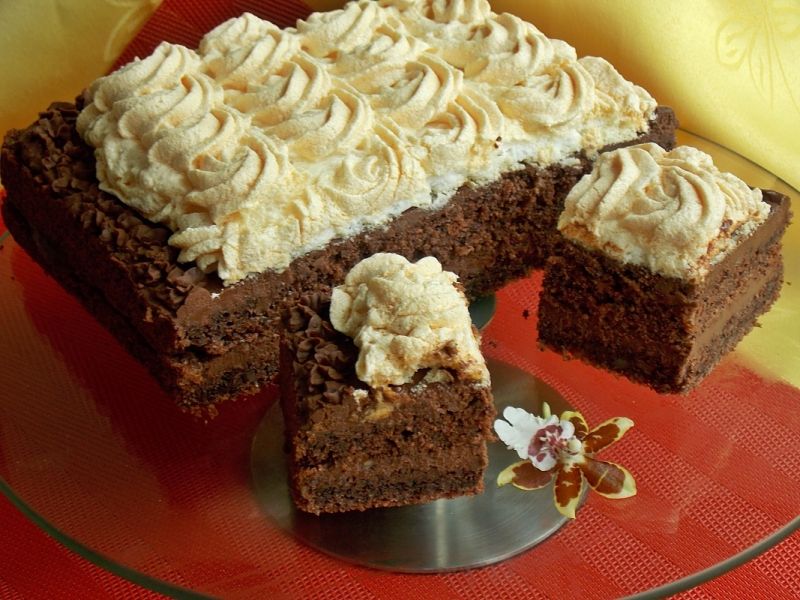 Orzechowy z bezą Orzechowy z bezą