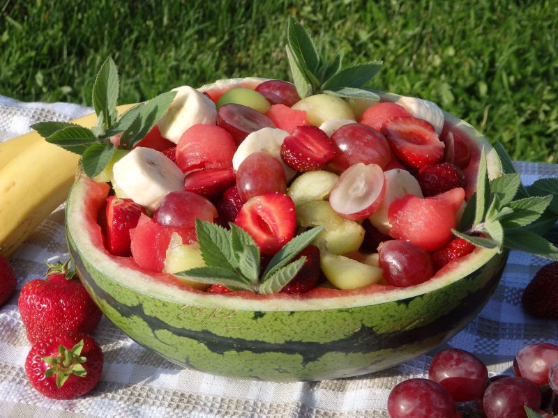 Orzeźwiająca letnia sałatka owocowa  Orzeźwiająca letnia sałatka owocowa