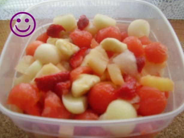 Orzeźwiająca sałatka owocowa Orzeźwiająca sałatka owocowa