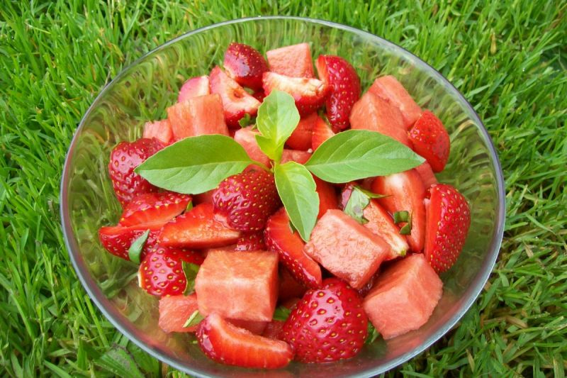 Orzeźwiająca sałatka z bazylią cytrynową