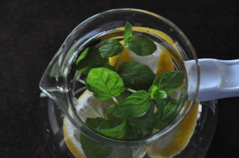 Orzeźwiająca woda z nutą mięty i cytryny Orzeźwiająca woda z nutą mięty i cytryny