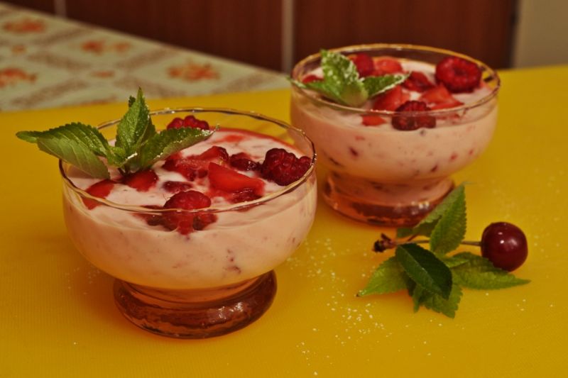 Orzeźwiający deser truskawkowy Orzeźwiający deser truskawkowy