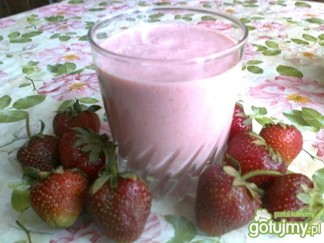 Orzeźwiający koktajl truskawkowy Orzeźwiający koktajl truskawkowy