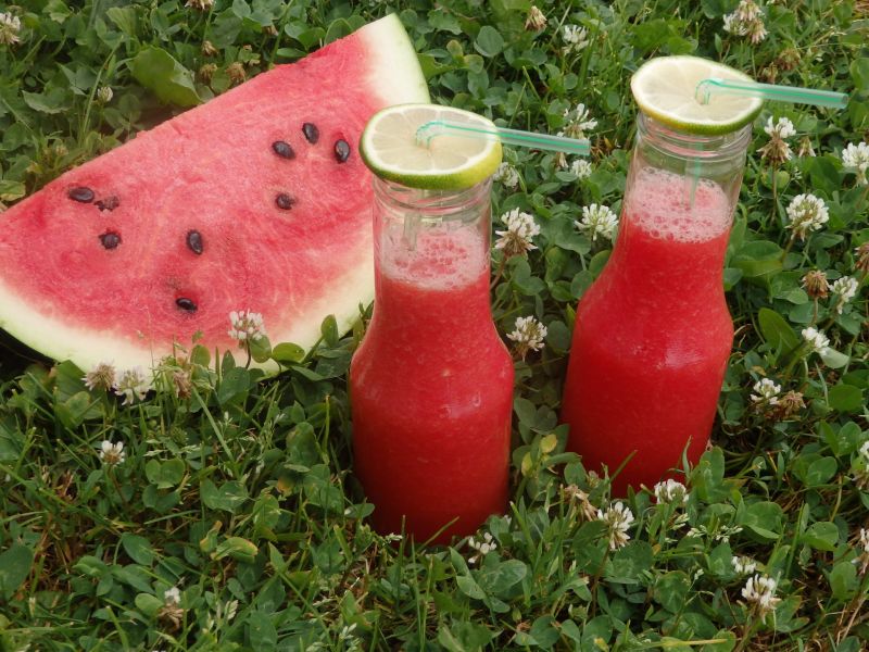 Orzeźwiający napój arbuzowy