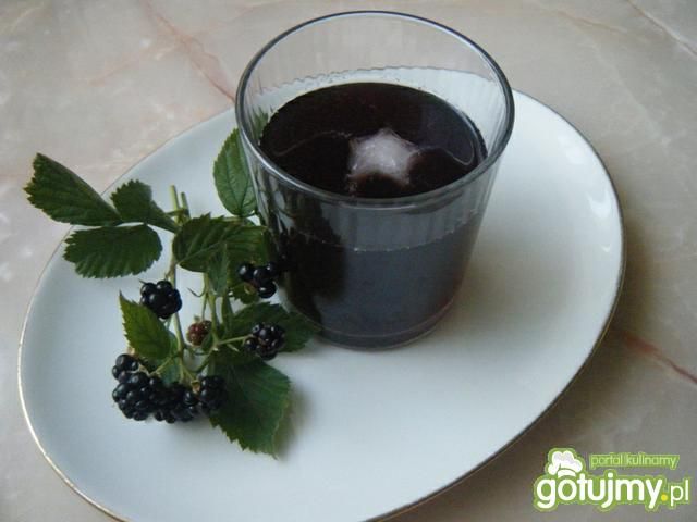 Orzeżwiający napój z jeżyn