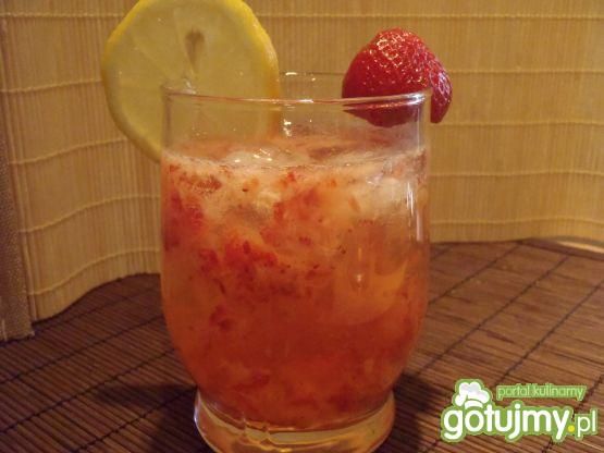 Orzeźwiający napój z truskawkami