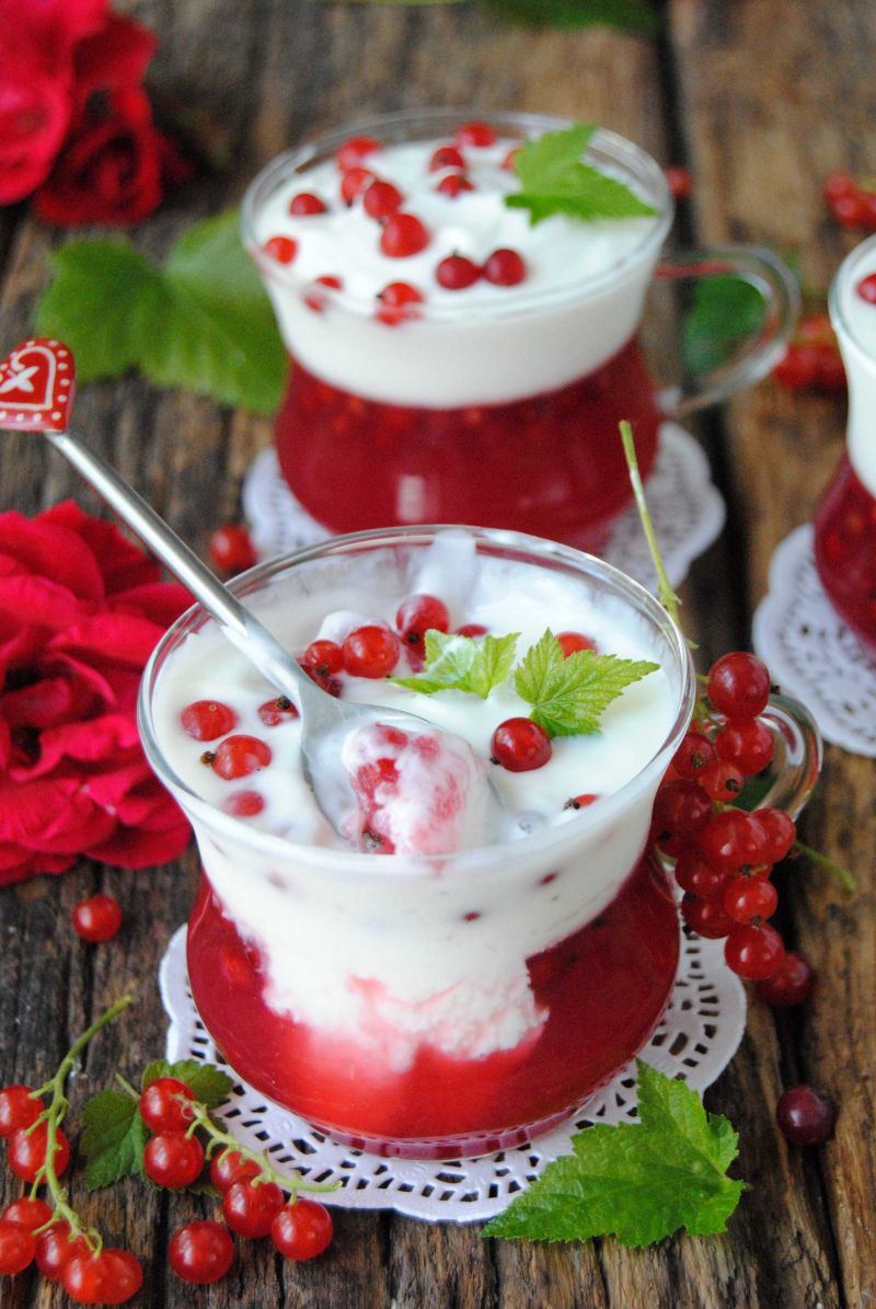 Orzeźwiający porzeczkowo – jogurtowy deser