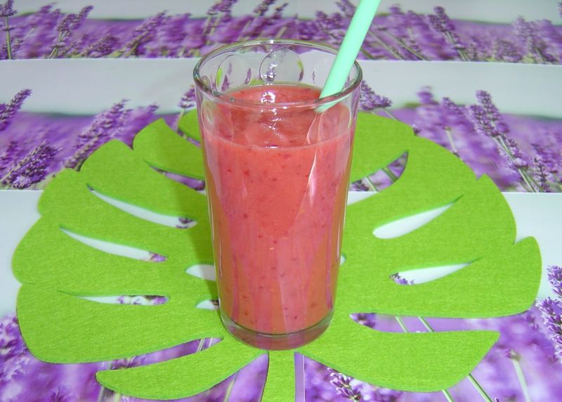 Orzeźwiający smoothie z sezonowych owoców