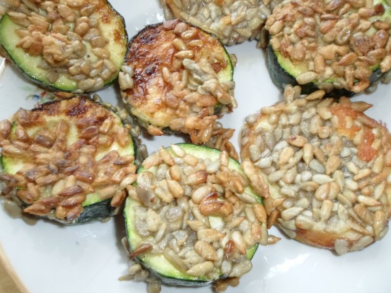 Oscypek i cukinia w słoneczniku