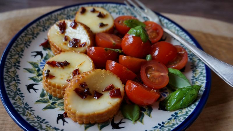 Oscypek marynowany w miodzie i chilii Oscypek marynowany w miodzie i chilii