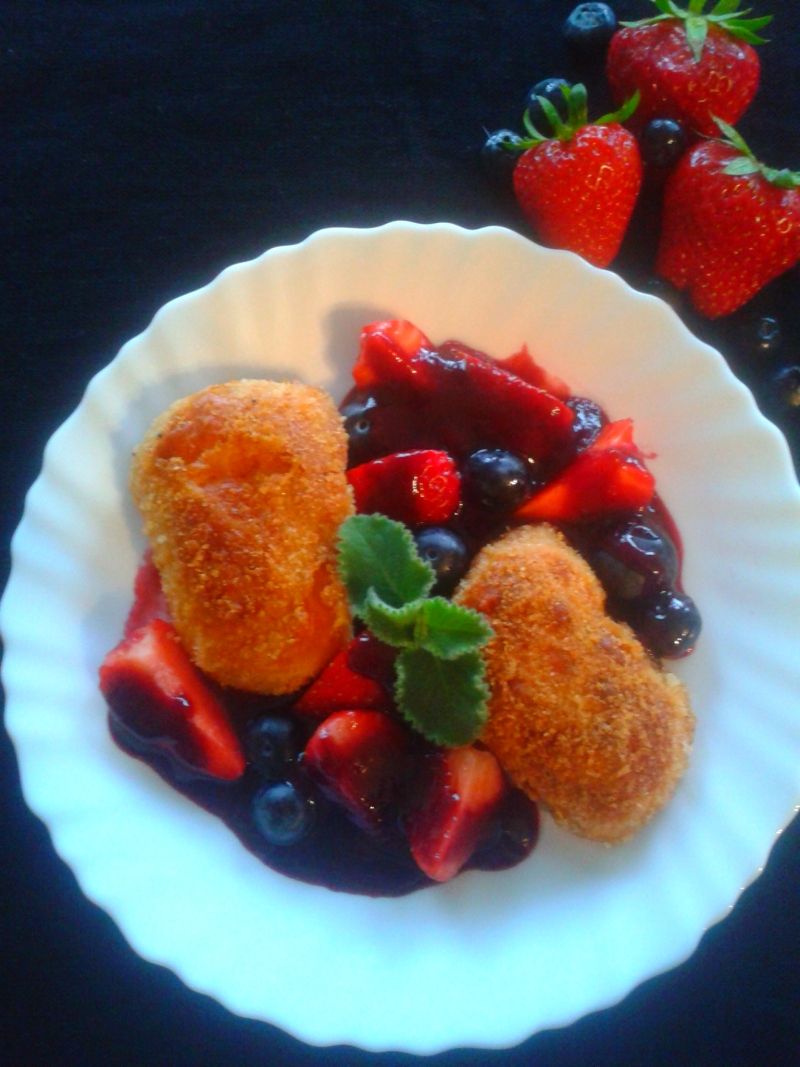 Oscypek panierowany z sosem truskawkowo-jagodowym