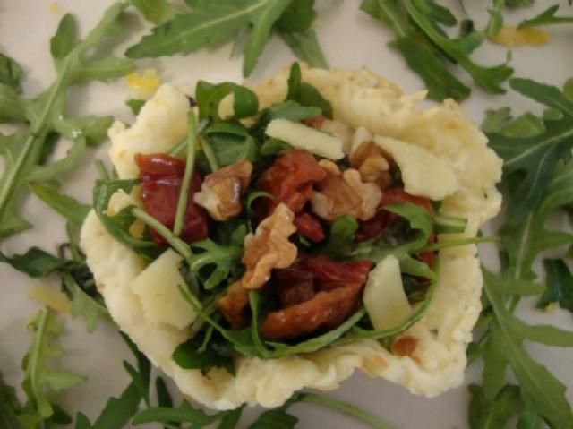 Oscypkowe miseczki wypełnione rukolą