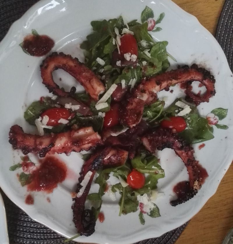 Ośmiornica na rukoli z czereśniowym sosem