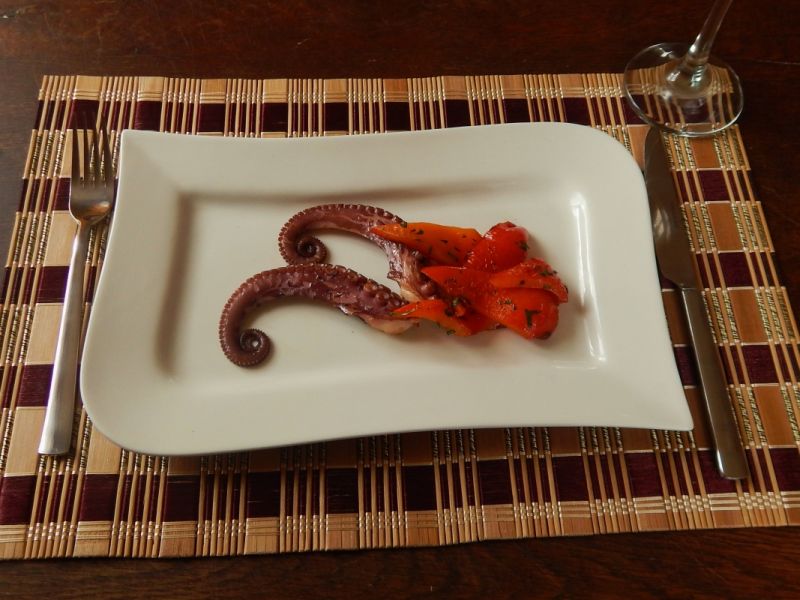 Ośmiornica z sałatką ze smażonej papryki 