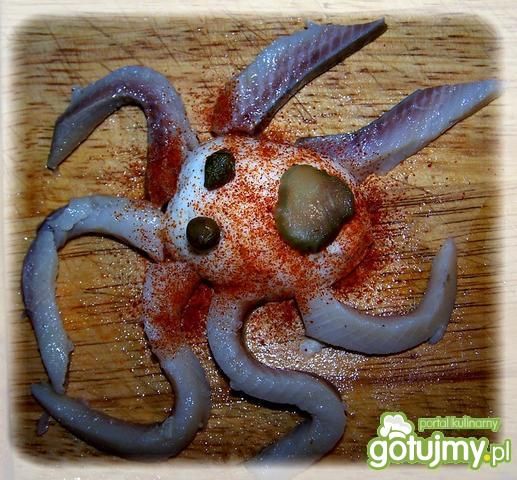 Ośmiorniczki jajeczno-śledziowe.