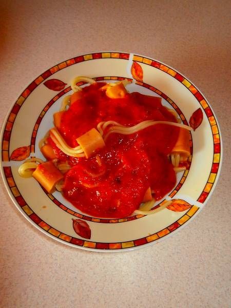 "Ośmiorniczki" z makaronu spaghetti i parówek "Ośmiorniczki" z makaronu spaghetti i parówek