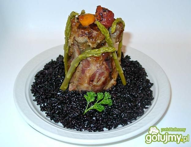 Osso bucco wieprzowe na czarnym ryżu Osso bucco wieprzowe na czarnym ryżu